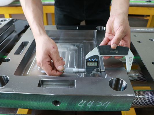 El CNC trabajó a máquina piezas plásticas del molde con chaflanar del marco de la precisión