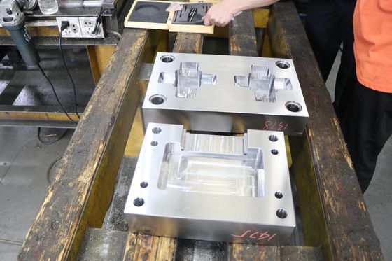 Precisión de la materia prima de molde que muele para los juguetes