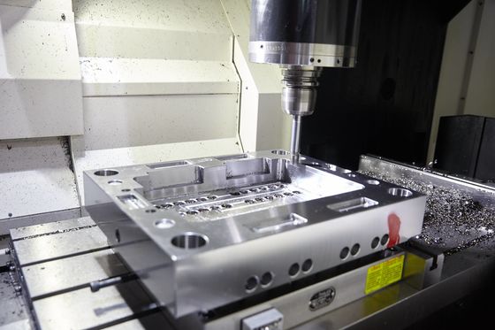CNC que trabaja a máquina la base ASTM 1050 JIS S50C del moldeo por inyección de Mazak