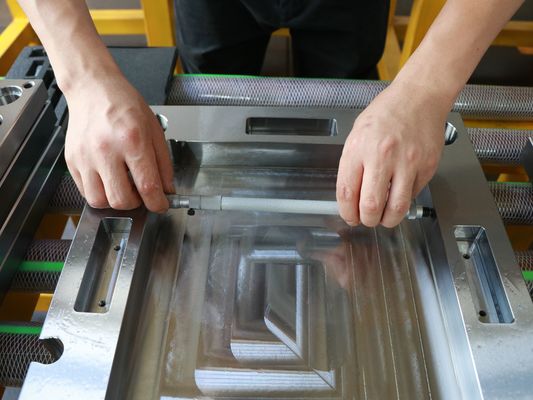 Tolerancia del grueso de la placa de la base 0.1m m del moldeo por inyección del CNC que trabaja a máquina