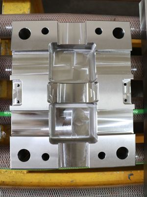 El CNC trabajó a máquina la base de molde plástica molió exacto ISO9001: 2015