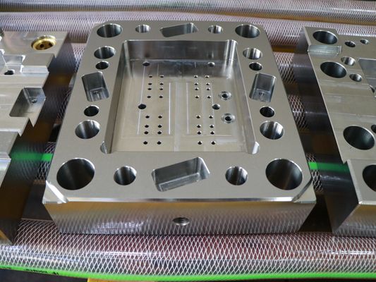 La base de molde de la precisión de JIS S50c modificó a Logo Services Precision Milling para requisitos particulares