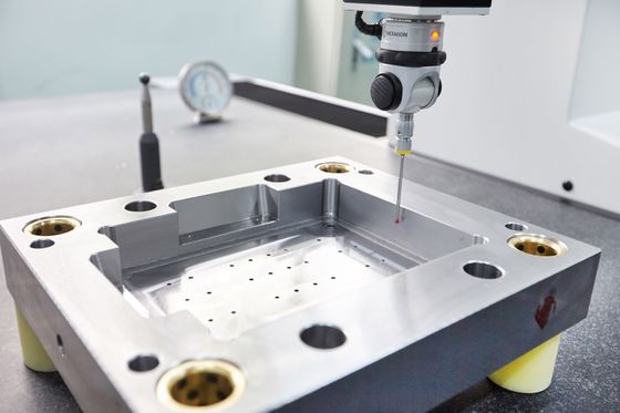 DXM Logo Plastic Mould Base con y el funcionamiento de fijación es un mejor agujero cuadrado procesado CNC del tornillo del hierro